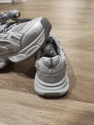 Zapatillas grises y plateadas