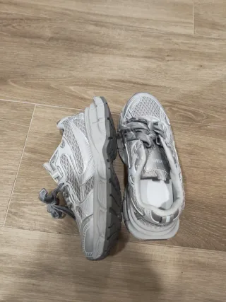 Zapatillas grises y plateadas