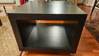 Mesita auxiliar negra con ruedas.