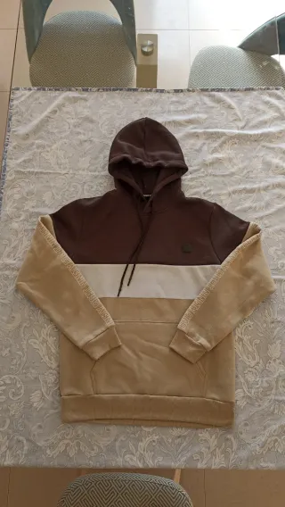 Sudadera marrón y beige