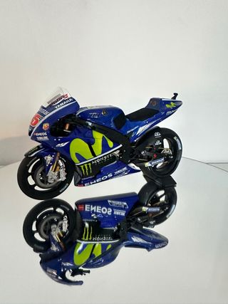 Maqueta Yamaha YZR-M1 Maverick Vinales 2017 1:12