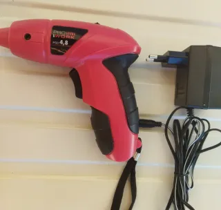 Soldador de estaño y atornillador eléctrico