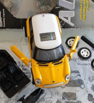 Mini Cooper a escala amarillo