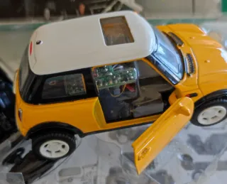 Mini Cooper a escala amarillo