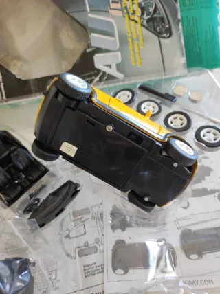 Mini Cooper a escala amarillo