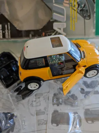 Mini Cooper a escala amarillo