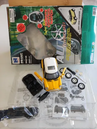 Mini Cooper a escala amarillo