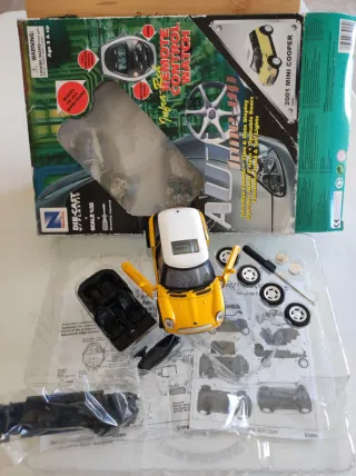 Mini Cooper a escala amarillo