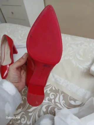 Zapatos de tacón rojos