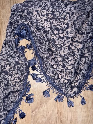 Pañuelo étnico pico azul y blanco