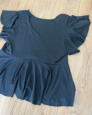 Camiseta negra peplum manga corta