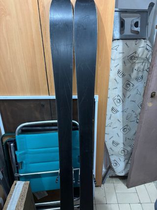 Esquís Salomon QST Myriad Morado