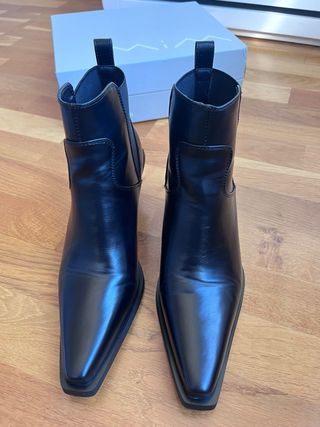 Botines negros de cuero