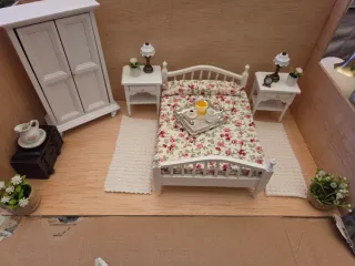 Mobili per casa delle bambole