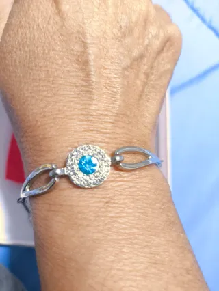 Pulsera plateada con piedra azul
