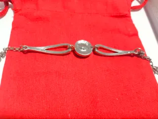 Pulsera plateada con piedra azul
