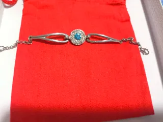 Pulsera plateada con piedra azul