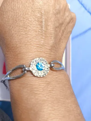 Pulsera plateada con piedra azul