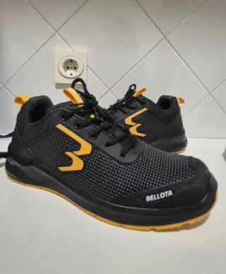 Zapatos de trabajo Bellota negros y amarillos