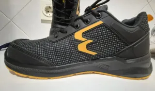 Zapatos de trabajo Bellota negros y amarillos