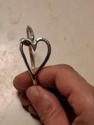 Bracciale rigido cuore martellato argento