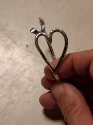Bracciale rigido cuore martellato argento