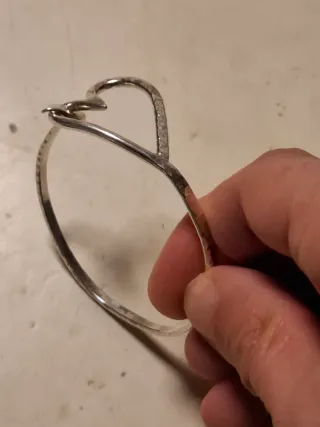 Bracciale rigido cuore martellato argento