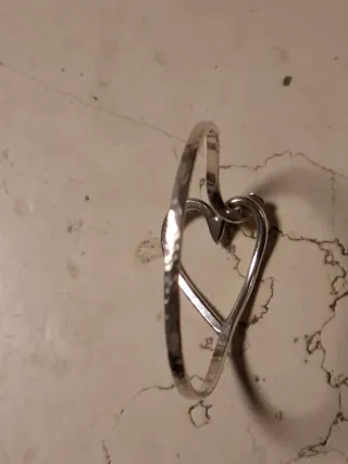 Bracciale rigido cuore martellato argento