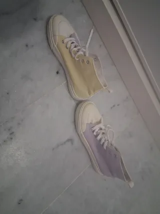 Zapatos altos morados y amarillos