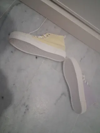 Zapatos altos morados y amarillos