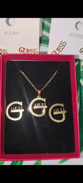 Conjunto Guess Pendientes y Collar Dorado