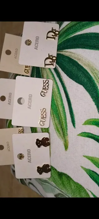 Conjunto Guess Pendientes y Collar Dorado