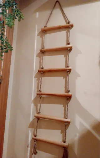 Escalera de madera y cuerda