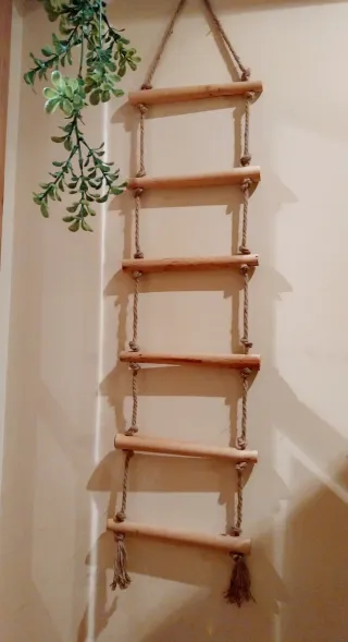 Escalera de madera y cuerda