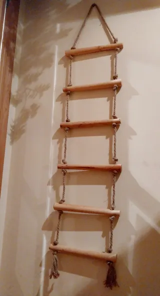 Escalera de madera y cuerda