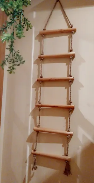 Escalera de madera y cuerda