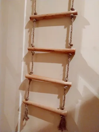 Escalera de madera y cuerda