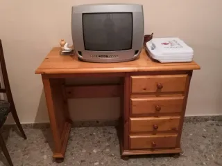 Scrivania in legno massello con cassetti