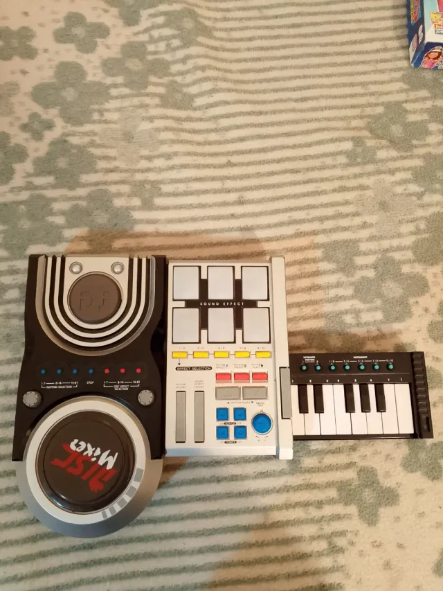 Mesa de Mezclas DJ y Teclado