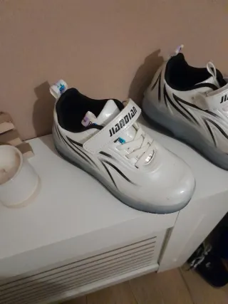 Deportivas con ruedas y luces Talla 33