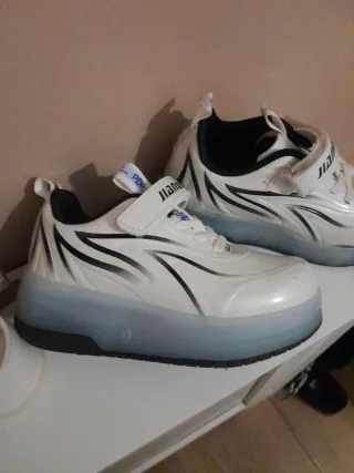 Deportivas con ruedas y luces Talla 33