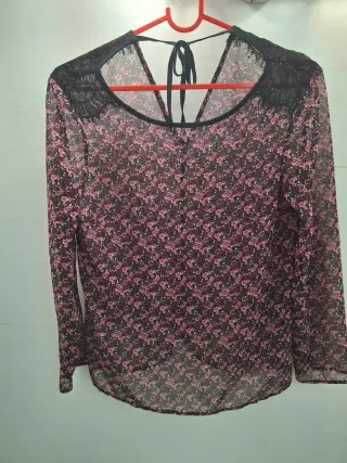 Blusa floral transparente con encaje