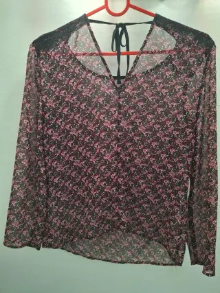 Blusa floral transparente con encaje