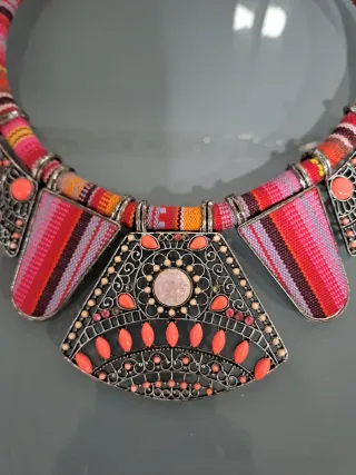 Collar fantasía multicolor con detalles naranjas