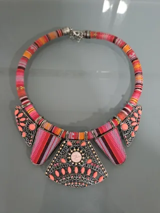 Collar fantasía multicolor con detalles naranjas