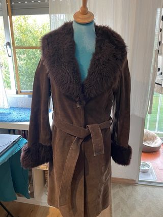 Abrigo de piel marrón con pelo