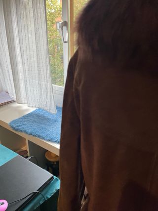 Abrigo de piel marrón con pelo