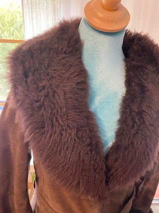 Abrigo de piel marrón con pelo