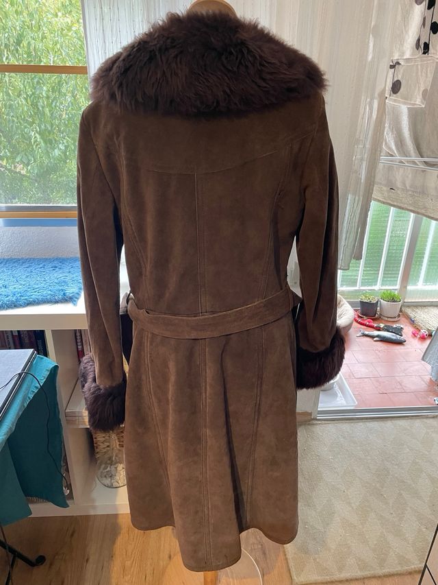 Abrigo de piel marrón con pelo