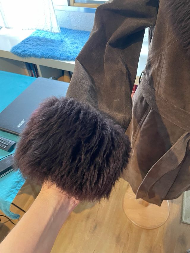 Abrigo de piel marrón con pelo